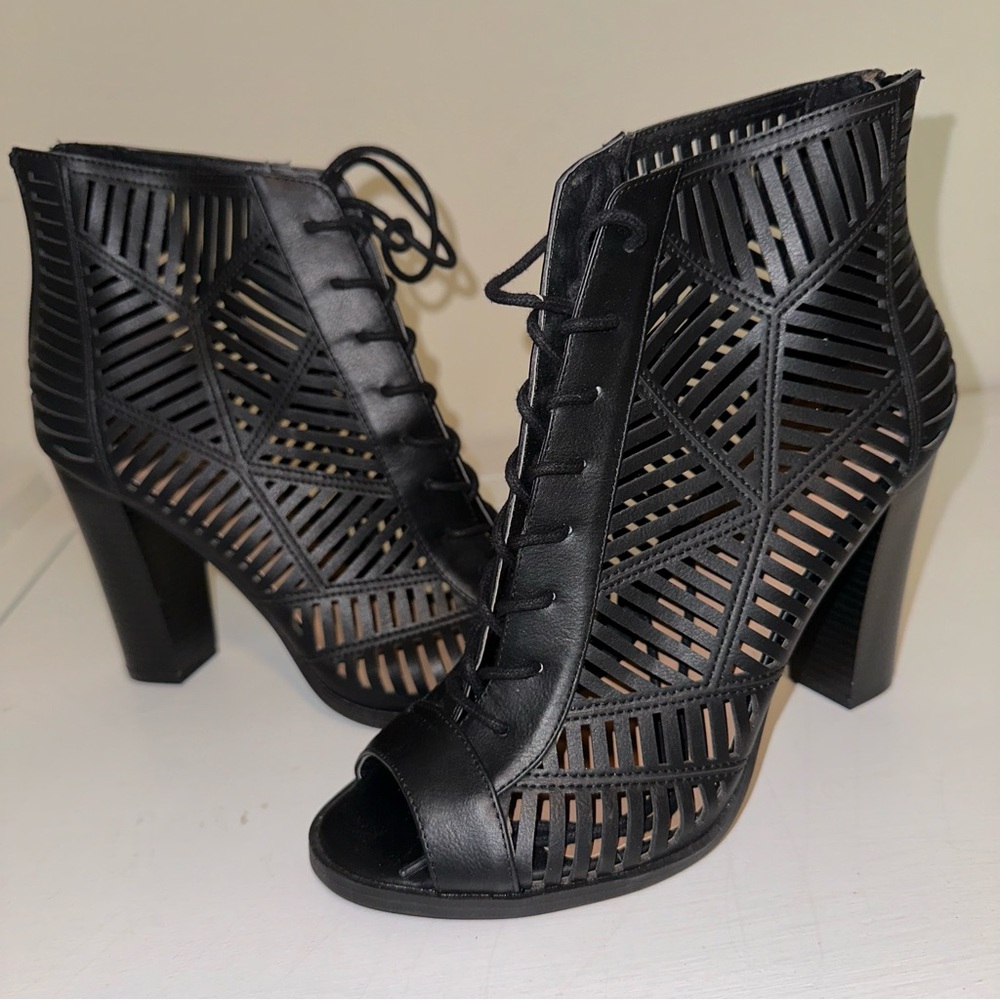 Cute cutout detail black booties!!